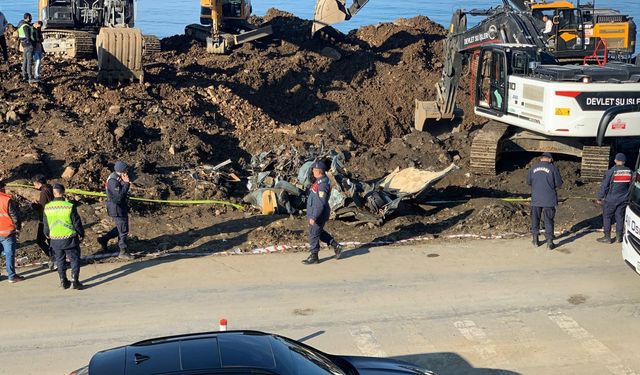 Karadeniz Sahil Yolu'ndaki heyelanda toprak altında kalan otomobildeki 4 kişinin cansız bedenlerine ulaşıldı (4)