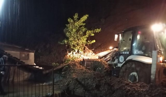 Rize heyelan köy yolunu kapattı; taş duvarın yıkılma anı kamerada