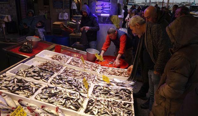 Trabzon'da hamsi göçüyor, palamut bereketi sürüyor