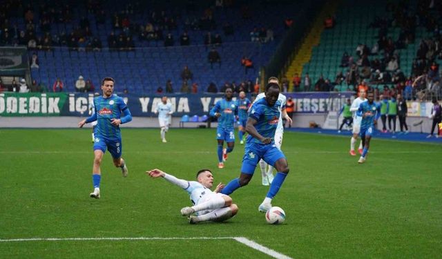 Trendyol Süper Lig: Çaykur Rizespor: 1 - Adana Demirspor: 0 (İlk yarı)