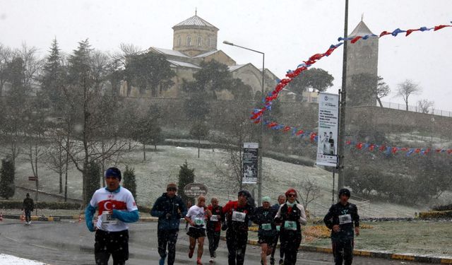 45’inci Uluslararası Trabzon Yarı Maratonu kar yağışı altında koşuldu