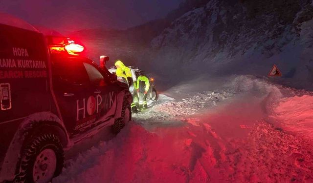 Artvin’de yolda kalan sürücülerin yardımına HOPAK ekipleri koştu