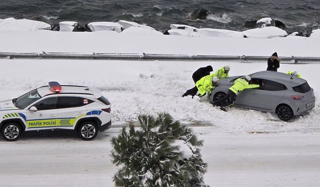 Karadeniz Sahil Yolu’nda bozulan aracı trafik polisleri itti