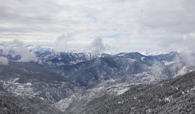 Karla kaplı Karadeniz’in zirvelerinde seyirlik manzara