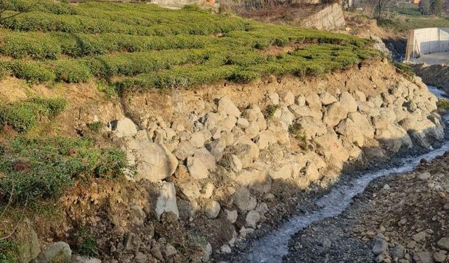 Rize'de bahçede ve beton zemininde çökmeler oluşan okulda eğitime ara