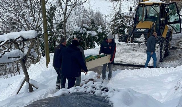 Rize’de cenaze iş makinesi ile taşındı