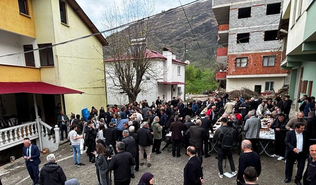 Özgür Özel, İmamoğlu için imza kampanyasını Trabzon'dan başlattı