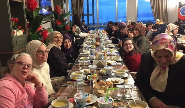 Rize'de özel çocuklar iftarda buluştu