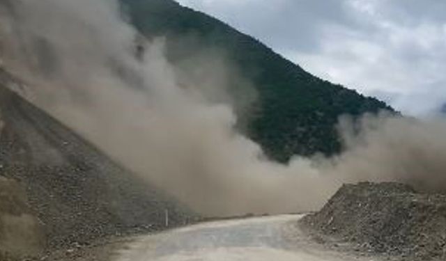 Artvin-Şavşat Karayolu’nda heyelan anı kamerada