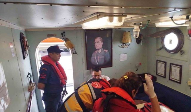 Karadeniz’de rahatsızlanan gemi personeli için ekipler seferber oldu