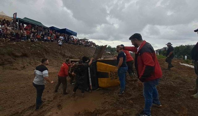 Rize’deki off-road yarışlarında takla atan araç yürekleri ağıza getirdi