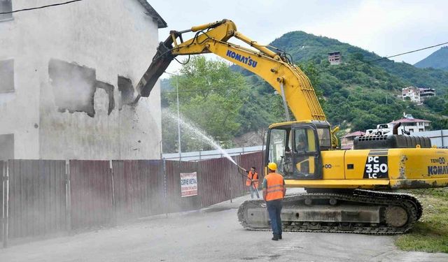 Trabzon’da Çağlayan Kentsel Dönüşüm Projesi kapsamında ilk yıkımlar başladı