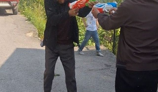 Trabzon’da gülümseten anlar: Amcaların su savaşı
