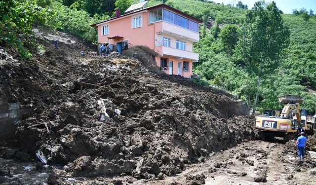 Trabzon’da heyelanda 3 ev hasar gördü