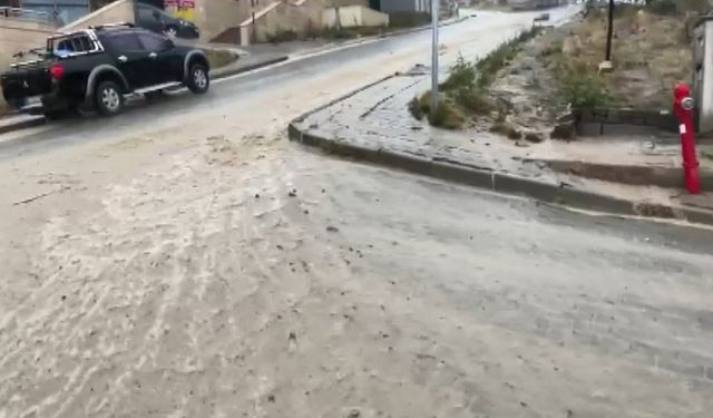 Artvin'de fırtına; çatılar uçtu, masalar savruldu