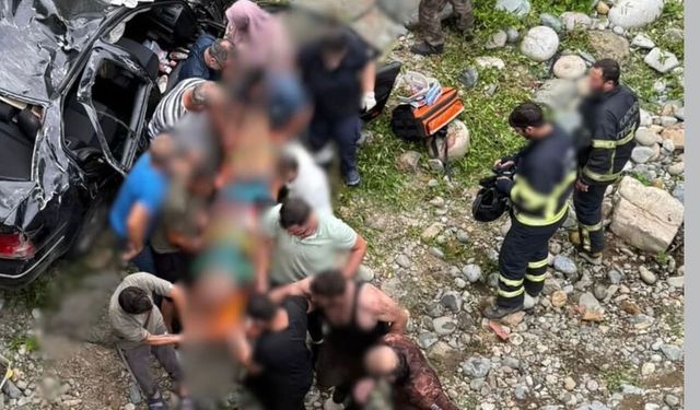 Rize’de meydana gelen kazada 1 kişi hayatını kaybederken, 8 kişi yaralandı.