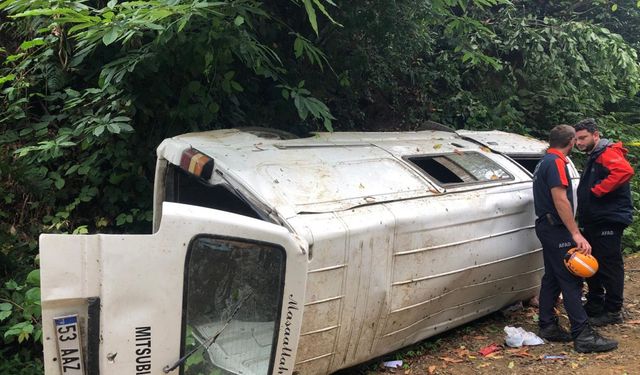 Rize'de minibüs, yamaçtan yuvarlandı; 2 ölü, 3 yaralı