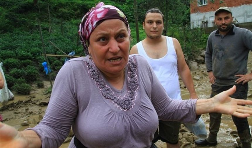 Rize’de selden en fazla zarar gören köylerden biri olan Kaçkar Köyü havadan görüntülendi.
Rize’yi etkisi altına alan şiddetli sağanak yağmur, saat 11.00 sularında Ardeşen İlçesi’ne bağlı Kaçkar köyünde sel ve heyelanlara neden oldu. Köyün içerisinden geçen dere heyelanlarla birleşmesi sonucu taştı.