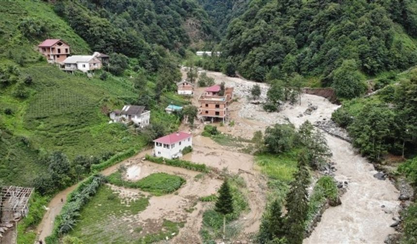 Heyelan köydeki bir çok tarım alanının sular altında kalmasına neden olurken, bazı vatandaşların hayvanları sel sularına kapılarak telef oldu. Can kaybının yaşanmadığı köye ulaşım ise yoldaki sel ve heyelanlar ile güçlükle sağlanıyor. Bölgeye gelen AFAD ekipleri hasar tespit çalışmasına başlarken, köyün içerisindeki balçığın kaldırılması için de Rize İl Özel İdaresi ekipleri harekete geçti.