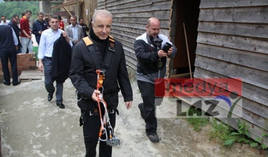 Ünal Aysal, Rize'de Gençlere Taş Çıkarttı