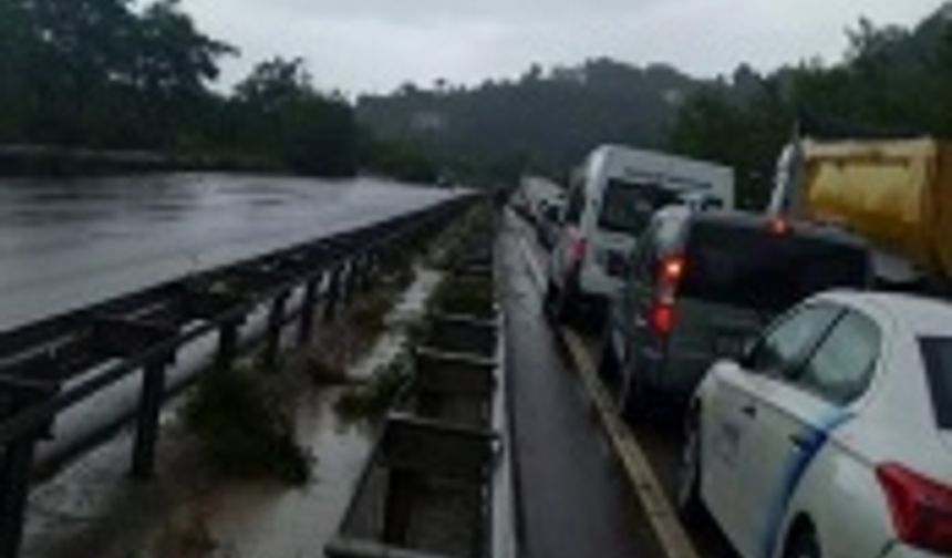 Karadeniz Sahil Yolu'nda ulaşıma heyelan engeli