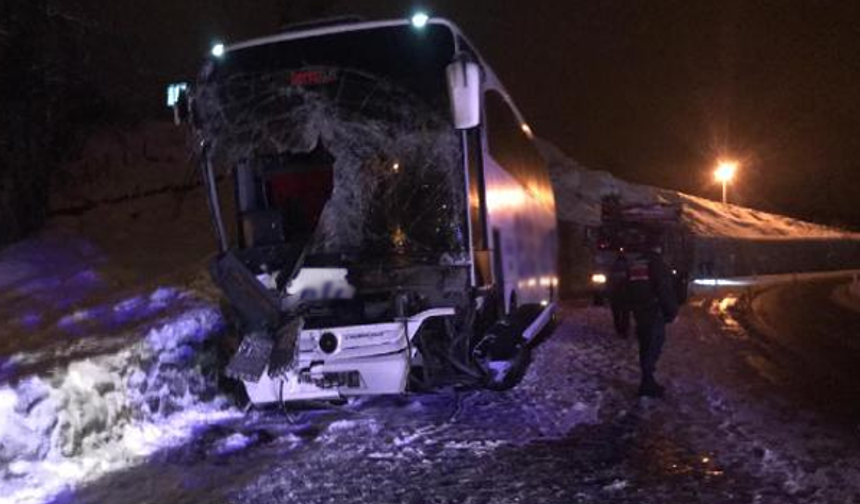 Yolcu otobüsü kamyona çarptı: 5 yaralı