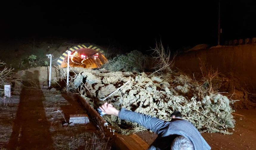 Bolu Dağı'nda toprak kayması; TEM yolu trafiğe kapandı