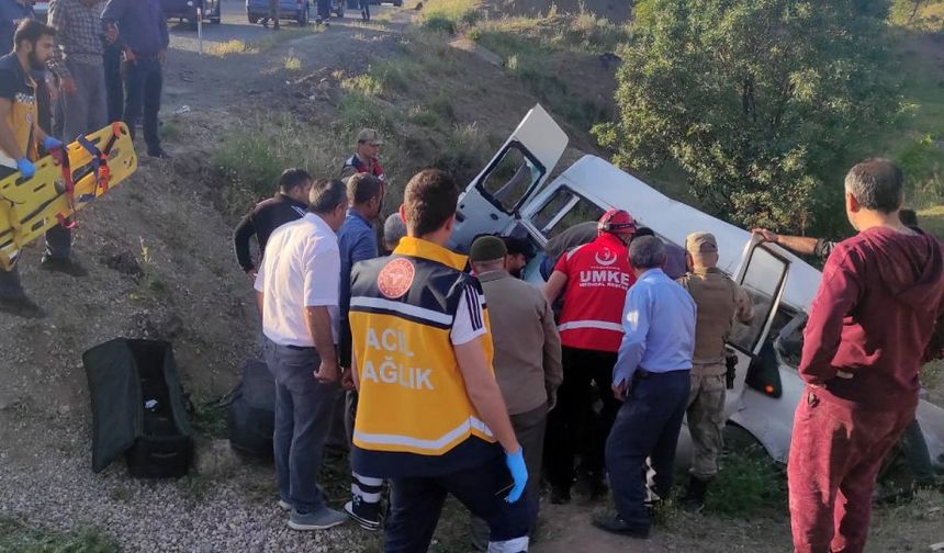 Siirt’te işçileri taşıyan minibüs uçuruma yuvarlandı