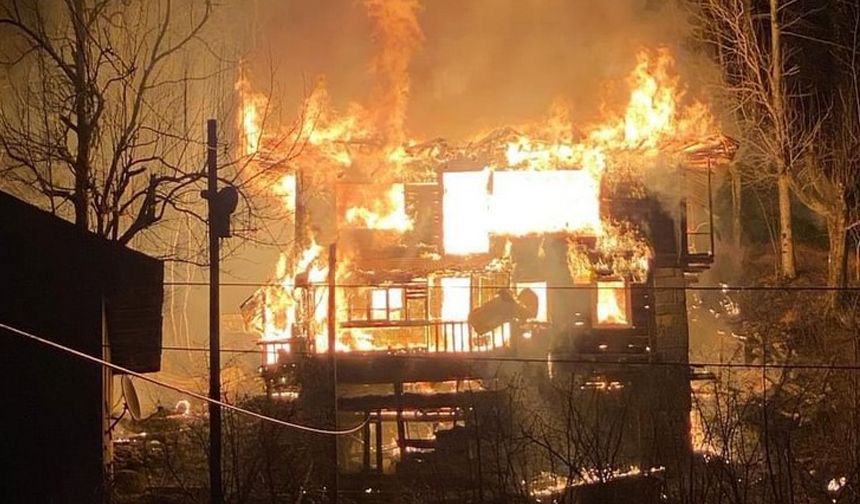 Artvin’de İki Katlı Ahşap Evde Yangın Çıktı
