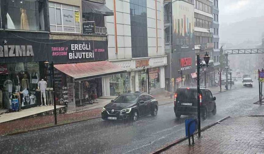 Karadeniz Ereğli’de aniden bastıran yağmur zor anlar yaşattı