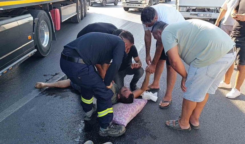 Direksiyon başında krize giren tır sürücüsü, vatandaşların ’ilk yardımı’ sonrası kendine geldi