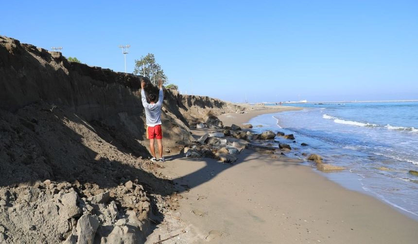 Karasu sahilinde kıyı erozyonu tehdidi: Karadeniz Karasu’yu parça parça yutuyor