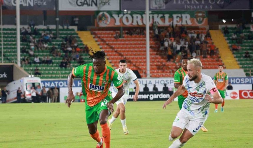 Trendyol Süper Lig: Corendon Alanyaspor: 1 - Çaykur Rizespor: 0 (İlk yarı)