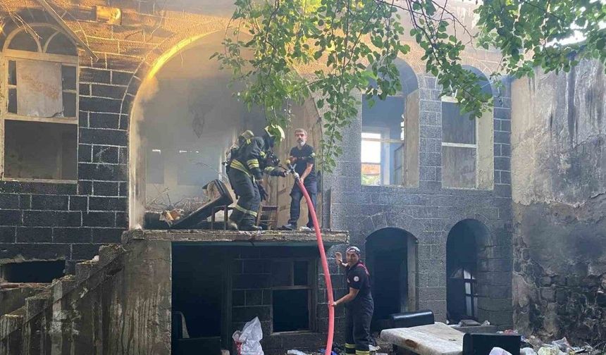 Diyarbakır’da yangın, tarihi yapı zarar gördü