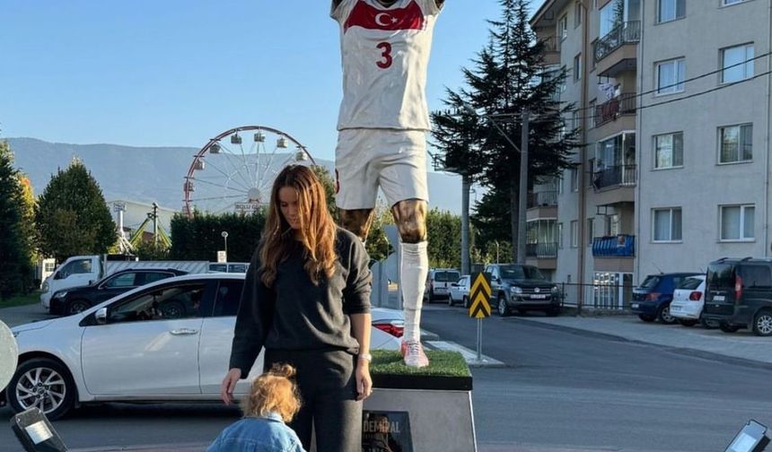 Merih Demiral’ın heykelinin önünde eşi fotoğraf çektirdi