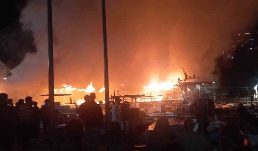 Restoran alev alev yandı, geriye iskeleti kaldı