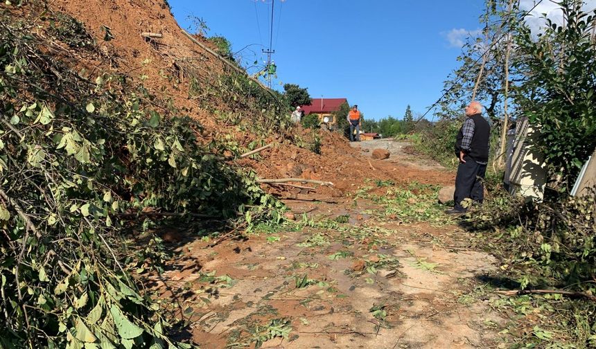 Rize'de sağanak sonrası çamurlu su nedeniyle denizin rengi değişti