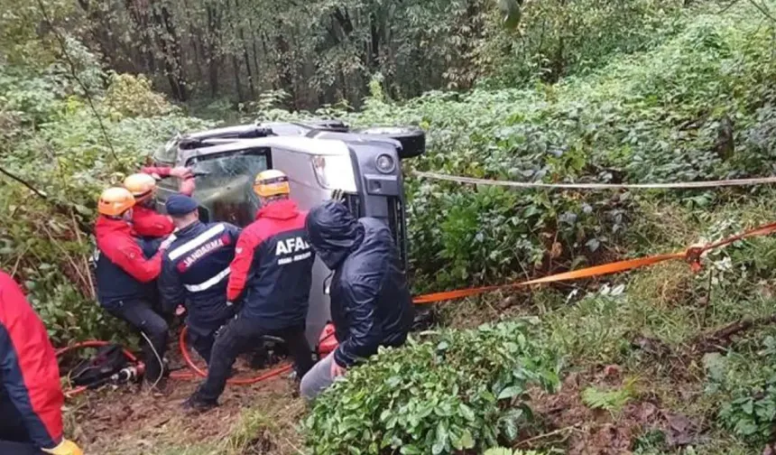 Rize’de uçuruma yuvarlanan araç askıda kaldı, sürücüyü ekipler kurtardı