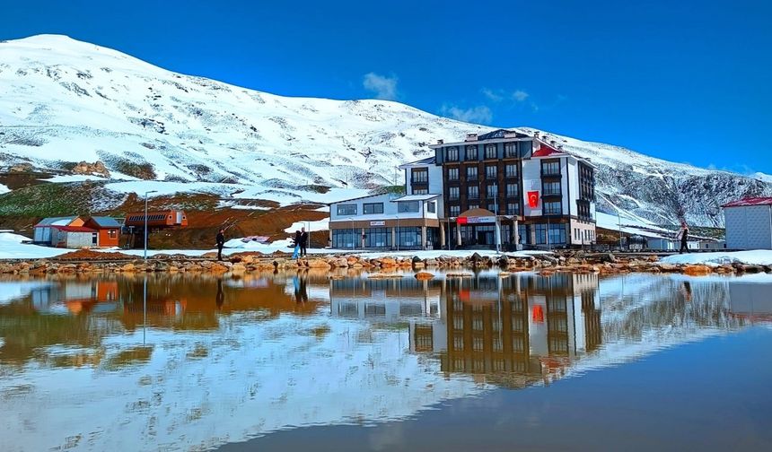 Bakan Bak, gençleri Hakkari’de düzenlenecek olan Mergabütan Gençlik Kampı'na davet etti