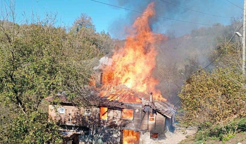 Karadeniz Ereğli’de iki katlı ahşap ev tamamen yandı