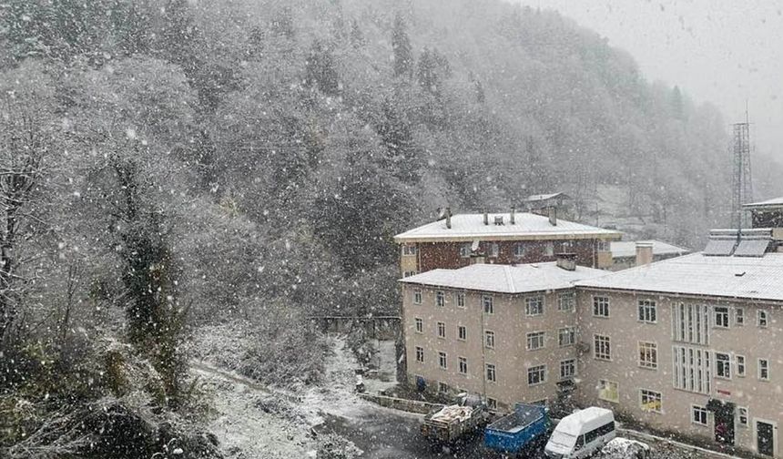 Rize’de kar ilçe merkezine düştü, tatil başladı