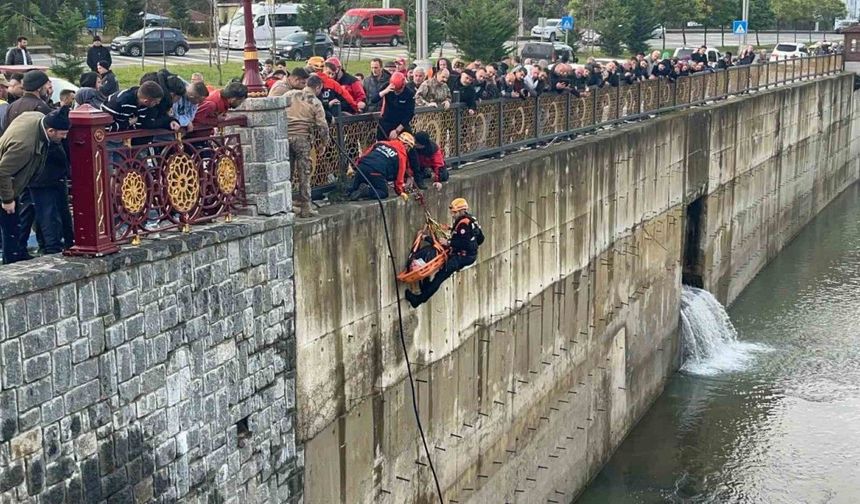 Rize’de öğrenci servisi ile çarpışan cip dereye uçtu: 10 yaralı