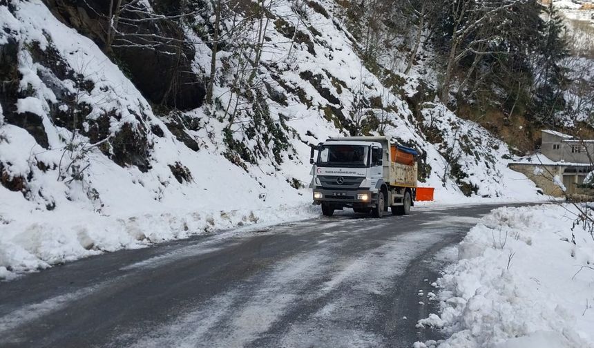 Doğu Karadeniz’de 330 yerleşim yerinin yolu kardan kapandı