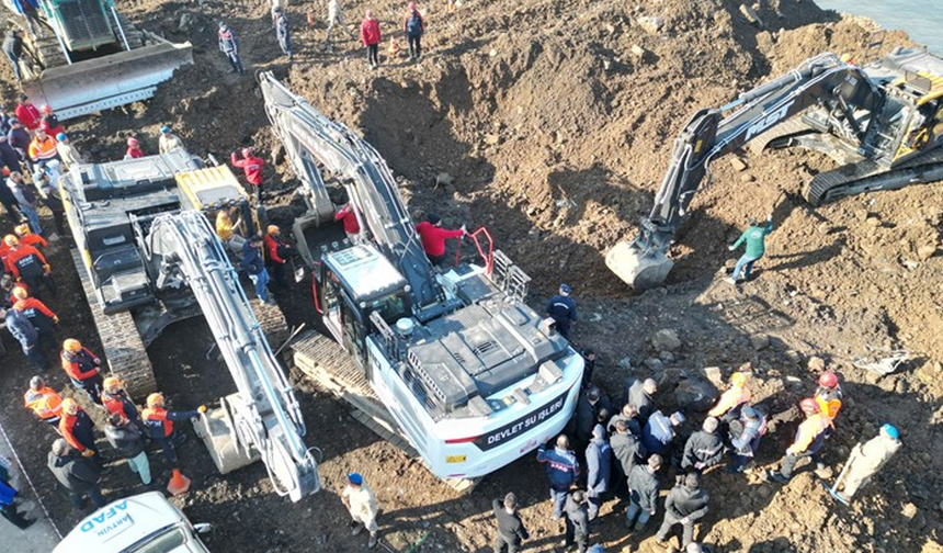 ARTVİN- Karadeniz Sahil Yolu'ndaki heyelanda toprak altında kalan araca 36 saat sonra ulaşıldı