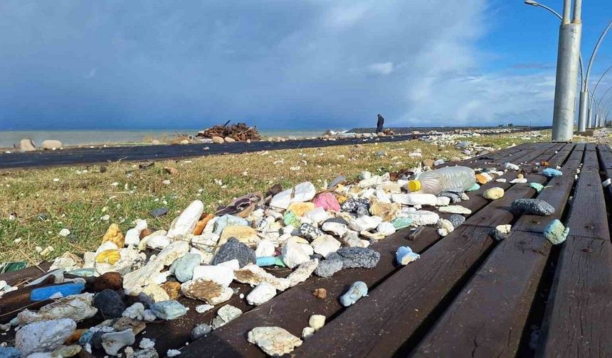 Karadeniz’in hırçın dalgaları Trabzon’da sahildeki yürüyüş yoluna zarar verdi