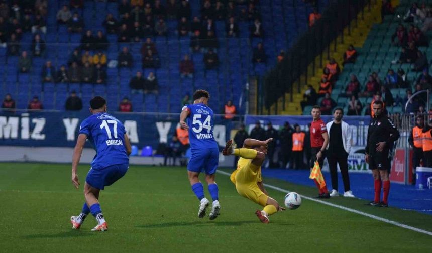 Trendyol Süper Lig: Çaykur Rizespor: 1 - Kayerispor: 0 (İlk yarı)