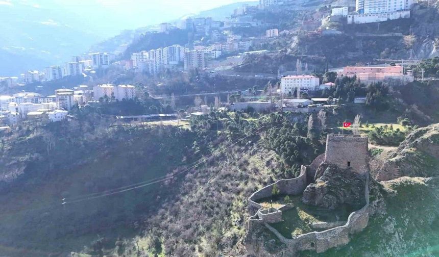 Artvin Kalesi’nin surlarında Türk bayrağı yeniden dalgalanıyor