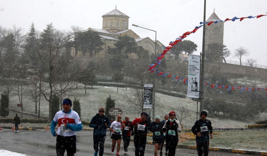 45’inci Uluslararası Trabzon Yarı Maratonu kar yağışı altında koşuldu