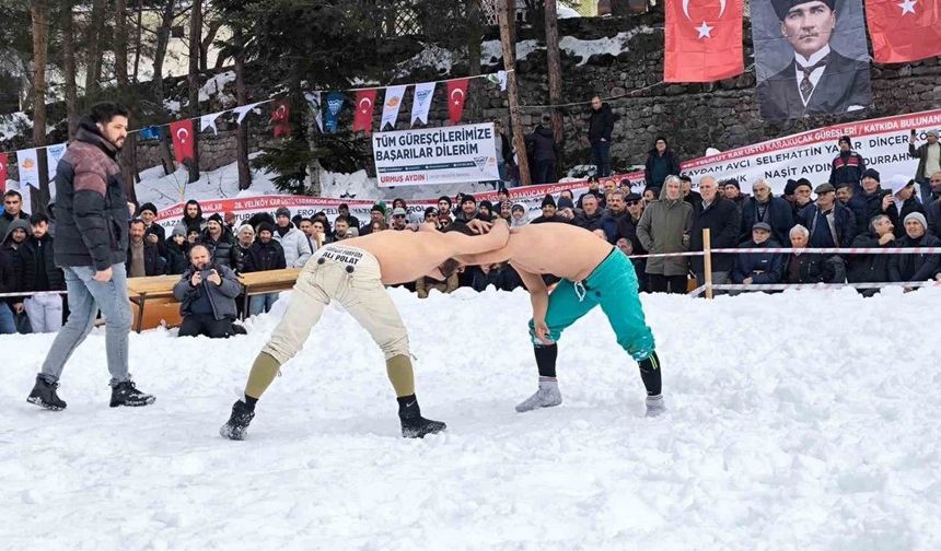 Artvin'de Kar Üstünde Karakucak Güreşleri Yapıldı