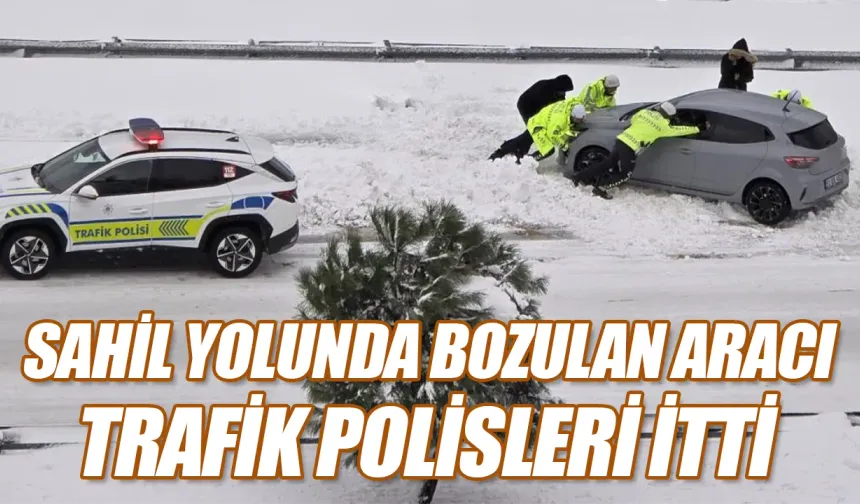 Karadeniz Sahil Yolu’nda bozulan aracı trafik polisleri itti